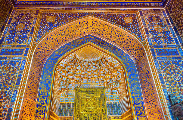 Interieur van Tilya-Kori Madrassa op Registan Plein in Samarkand, Oezbekistan - Foto, afbeelding