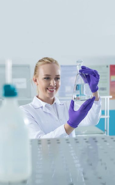 Female researcher in a lab - Foto, imagen