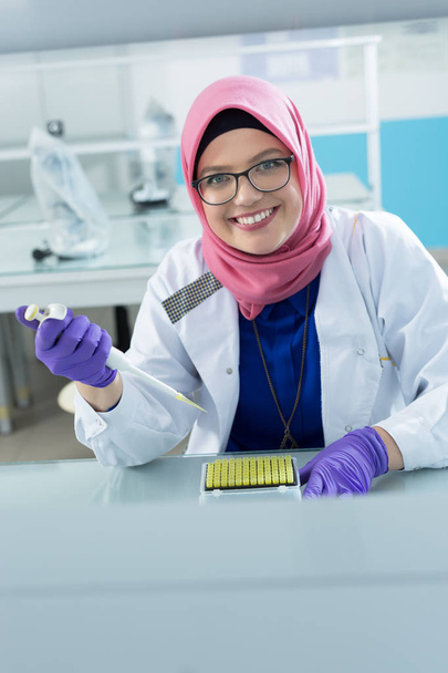 muslim lab worker  - Zdjęcie, obraz