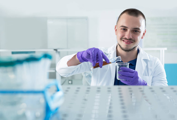 cientista sorrindo trabalhando em laboratório
 - Foto, Imagem