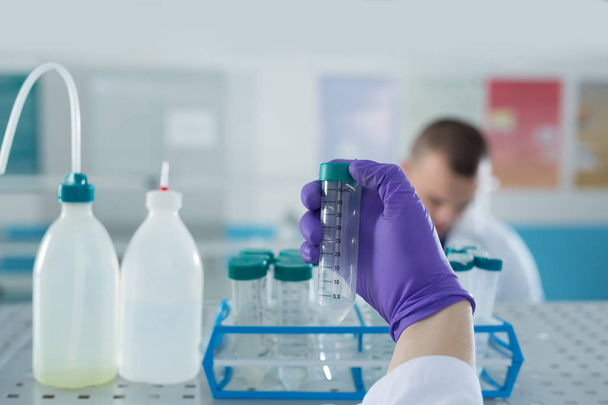 scientist working in laboratory - Фото, изображение