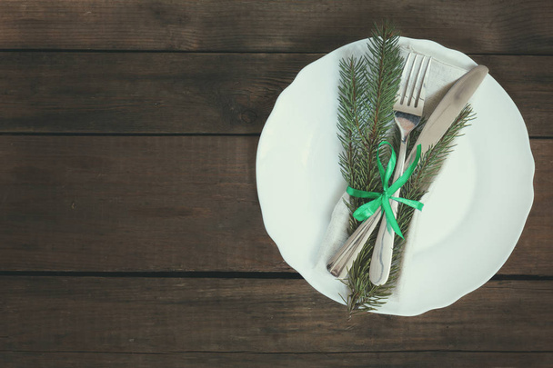 Joulukoriste ruokailuvälineet vanha puinen ruskea tausta
 - Valokuva, kuva