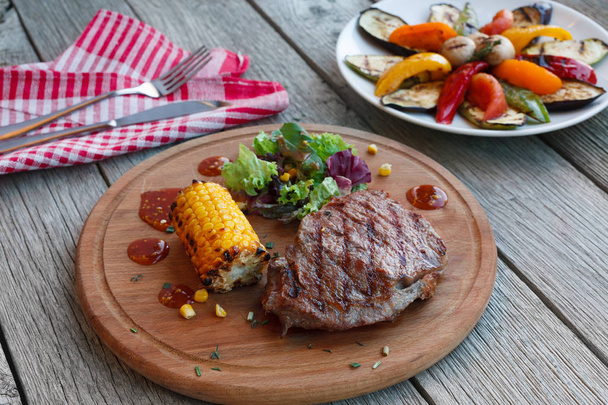Steak de boeuf grillé en gros plan sur fond de table en bois foncé
 - Photo, image