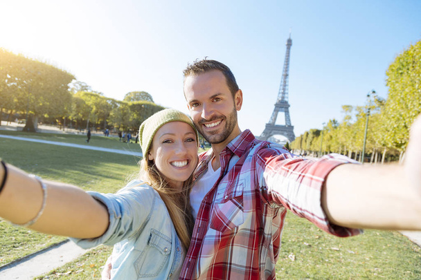 Young couple doing a selfie with Eiffel tower in background - Foto, Imagem