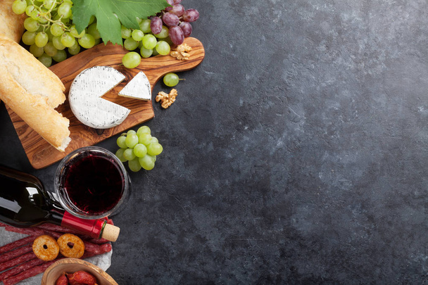 Víno, hrozny, sýr, párky - Fotografie, Obrázek