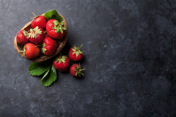 Fresas frescas en tazón
 - Foto, imagen