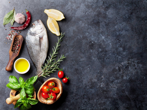 Ingredientes de cocina de pescado crudo
 - Foto, Imagen