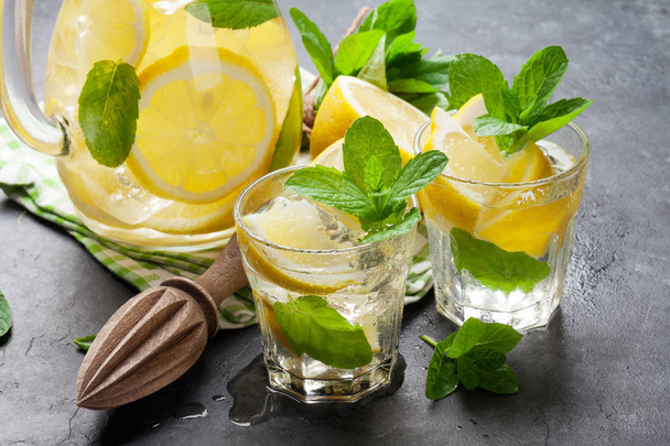 Limonade mit Zitrone, Minze und Eis - Foto, Bild