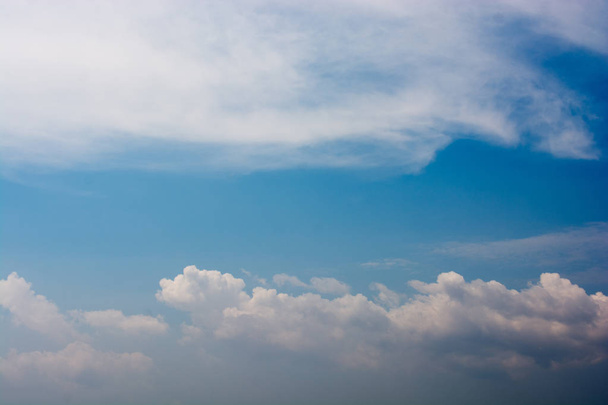  Cielo con nubes blancas y azules
 - Foto, imagen