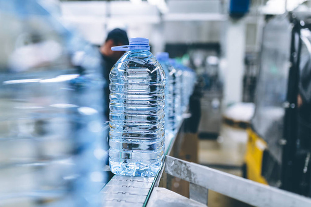 Robotic factory line water bottled into canisters - Foto, Bild