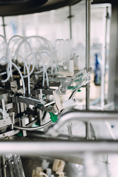 Linea di fabbrica robotica imbottigliamento dell'acqua in bottiglie
 - Foto, immagini