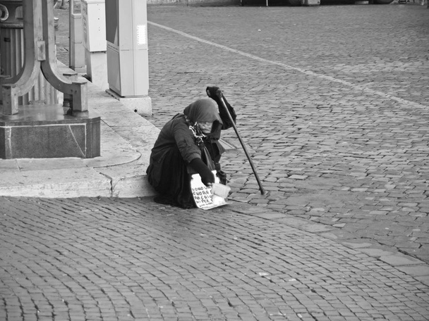 Pauvre femme à Rome
 - Photo, image