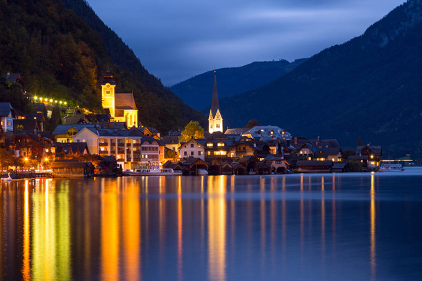 Petit village célèbre de Hallstatt dans les Alpes au crépuscule en Autriche
 - Photo, image
