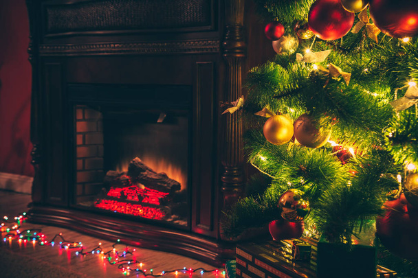 στολισμένο χριστουγεννιάτικο δέντρο και τυλιγμένα δώρα - Φωτογραφία, εικόνα