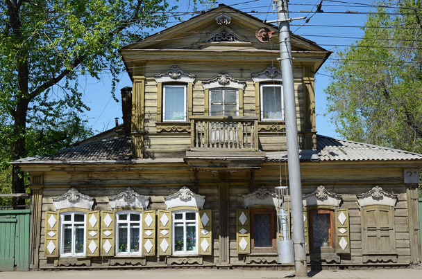 Ancienne maison en bois de deux étages avec une mezzanine dans le centre d'Irkoutsk
 - Photo, image
