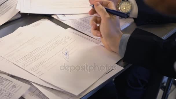 Business man signing a contract. Close-up - Filmagem, Vídeo