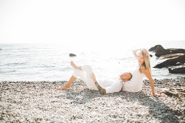 Mutlu romantik moda çift aşık güzel denizde yaz gününde iyi eğlenceler - Fotoğraf, Görsel