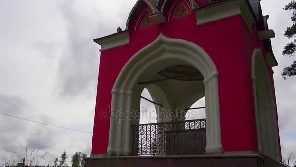 Kaple ve zdrojové lokalitě řeky Moskvy, Pljosu district, Rusko. - Záběry, video