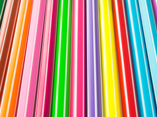 Абстрактный фон из ряда цветных ручек
 - Фото, изображение