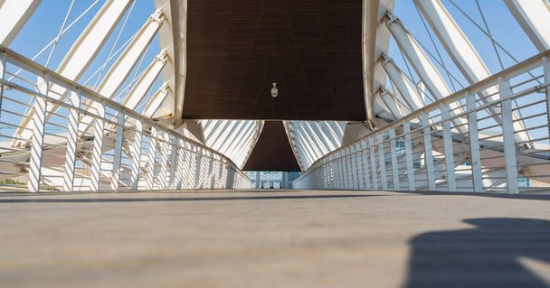 現代建築の歩道橋 - 写真・画像