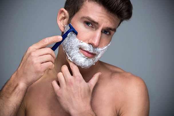 Handsome Man Shaving - Foto, Imagen