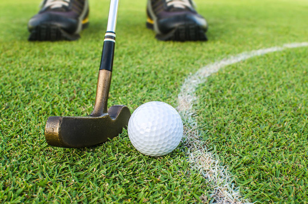 Игрок в гольф на положить зеленый удар мяч в лунку - Фото, изображение