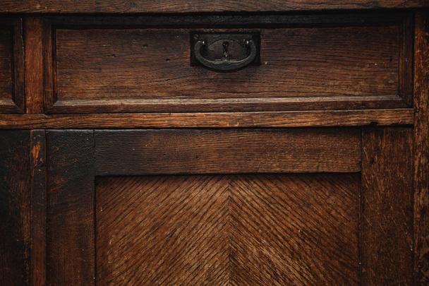 Detail eines Vintage-Schranks (Sideboard) - Schubladen mit Metallgriff. Vintage Retro-Möbel Nahaufnahme. Möbel aus Naturholz - Foto, Bild