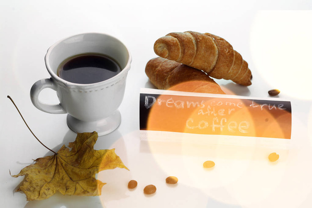 Sabah kahve fincanı kruvasan - Fotoğraf, Görsel