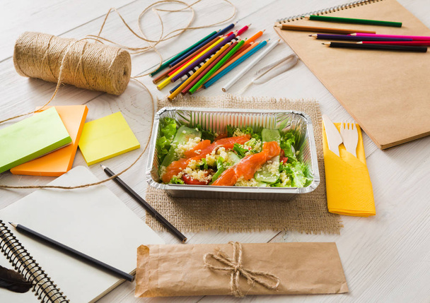 Alimentos saudáveis em caixa de papel alumínio na mesa de trabalho, conceito de dieta
. - Foto, Imagem
