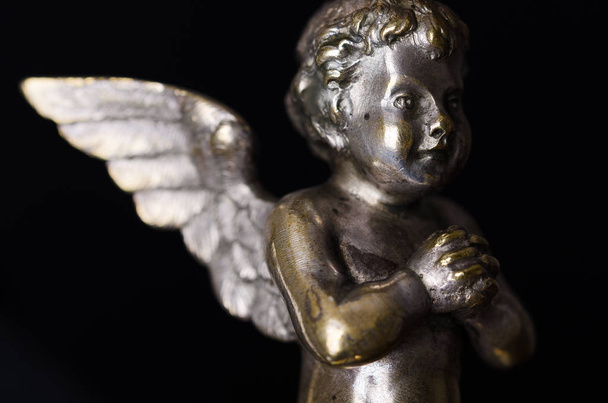 Orando bronze anjo vista lateral sobre preto
 - Foto, Imagem