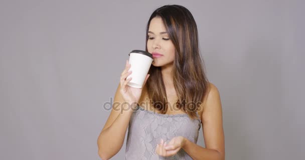 Atractiva joven bebiendo café para llevar
 - Imágenes, Vídeo