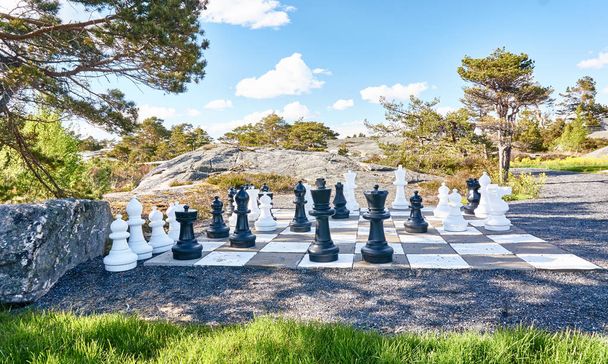 Ajedrez y tablero de ajedrez al aire libre
 - Foto, imagen