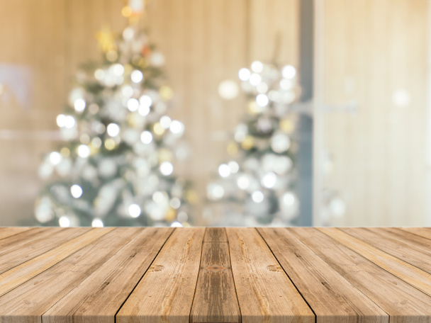 木の板を空のテーブル トップの背景をぼかし。ぼかしクリスマス ツリーと暖炉の背景、視点茶色の木製のテーブルを使用できる模擬モンタージュ製品のために表示またはデザイン レイアウト - 写真・画像