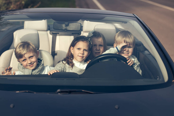bambini felici amici in macchina
 - Foto, immagini