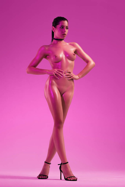 Beautiful Naked Woman With Fuchsia Light Posing - Foto, Imagen