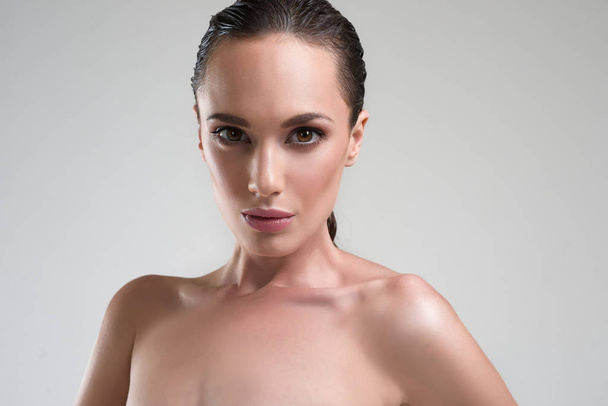 Piękna kobieta z Perfect Skin Beauty Studio portret - Zdjęcie, obraz