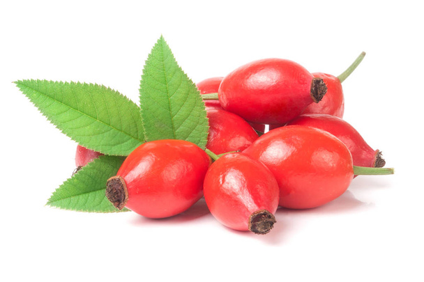 hoop van vers rose hip berry met bladeren geïsoleerd op witte achtergrond - Foto, afbeelding