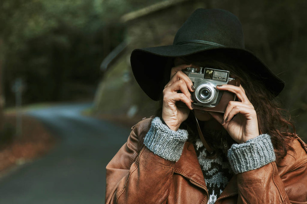 Дівчина з старовинною фотокамерою
 - Фото, зображення