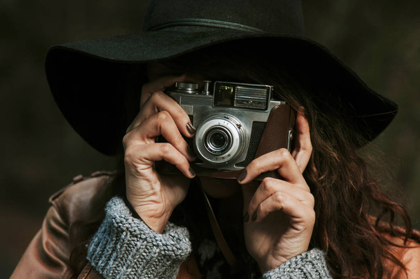 Chica con cámara de fotos vintage
 - Foto, Imagen