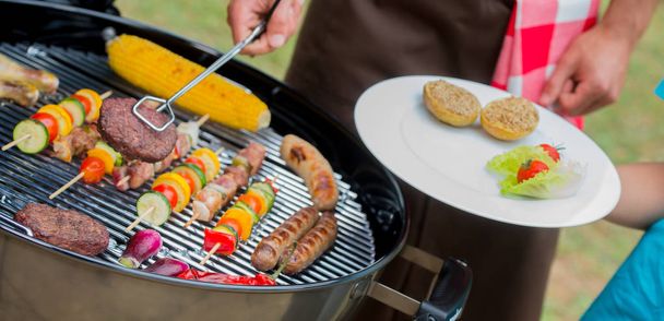 Service of meat on plate during a barbecue - Foto, Imagen