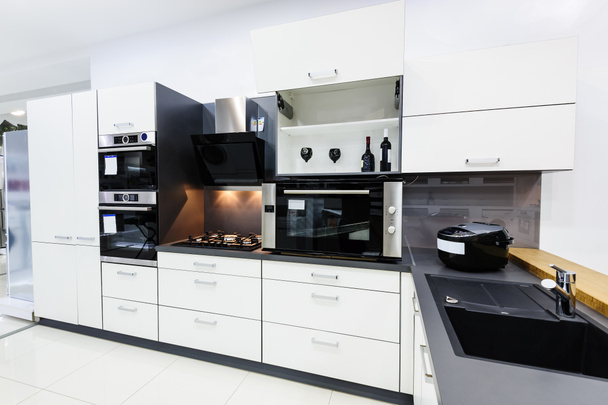 Cucina moderna hi-tek, design degli interni pulito
 - Foto, immagini