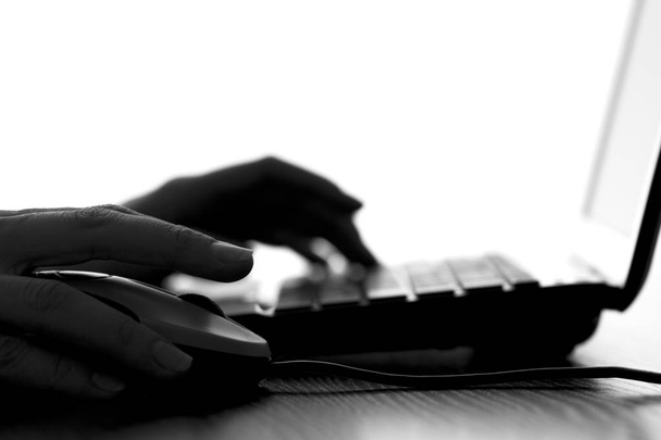 silueta de una mano femenina escribiendo en el teclado
 - Foto, imagen