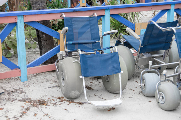 Strand zand rolstoelen - Foto, afbeelding