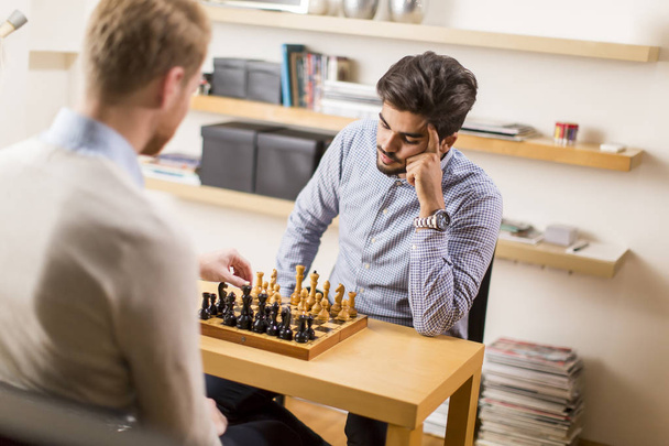 Hommes jouant aux échecs
 - Photo, image
