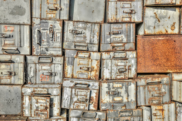Pilha de troncos de metal militar vintage
 - Foto, Imagem