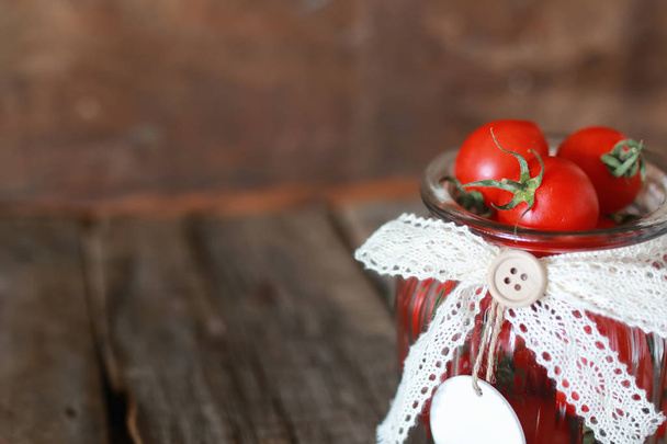 cereja de tomate fresco em um jarro de vidro
 - Foto, Imagem