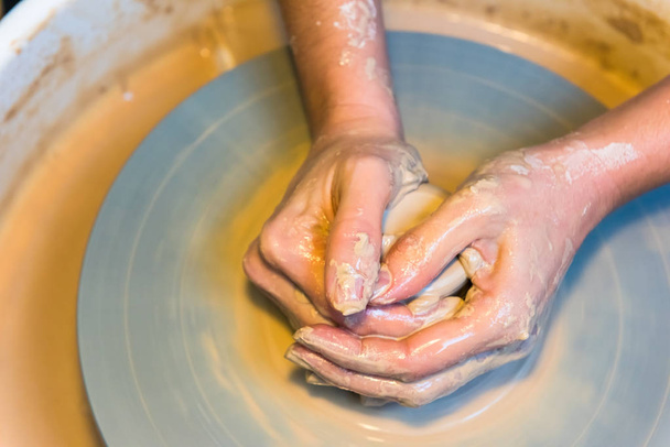  handen maken een aarden pot - Foto, afbeelding