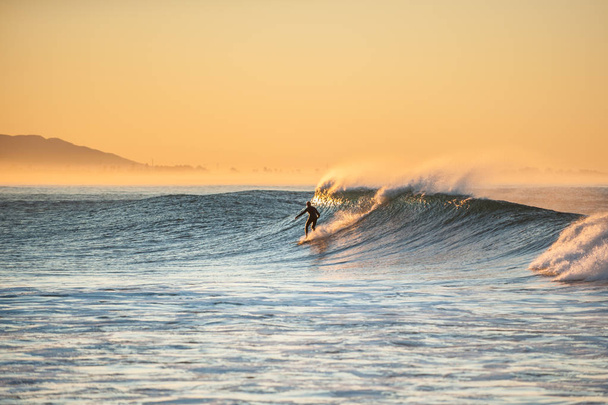 Entrando en la sesión de surf de otoño por la mañana
. - Foto, Imagen