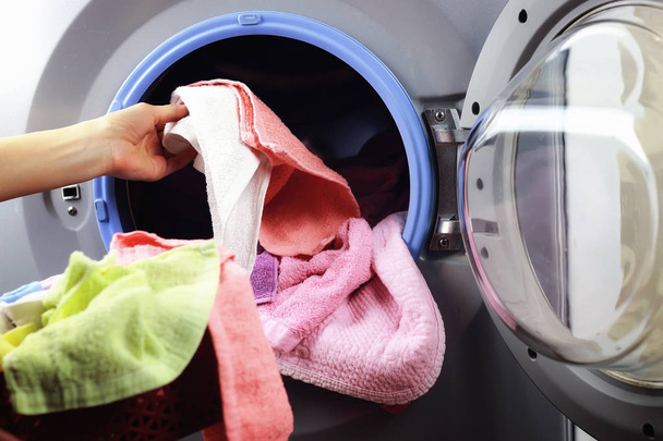 máquina lavadora de mão colocar
 - Foto, Imagem
