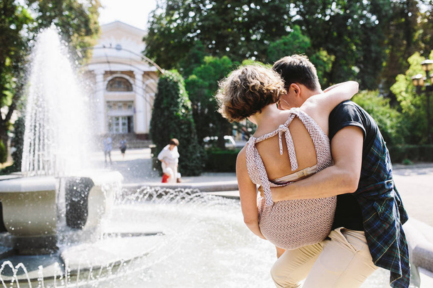 mooi jong paar bij de fontein - Foto, afbeelding